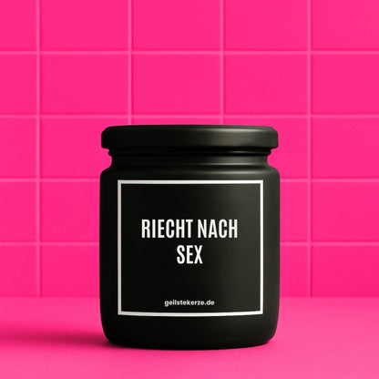 Duftkerze mit Spruch von geilstekerze ist der neue Geschenketrend. Diese witzige Kerze Vegane Bio-Kerze mit Spruch – RIECHT NACH SEX brennt mega lange sagenhafte 80 Stunde, hochwertige ätherische Öle schaffen beste Duftverteilung. Mit 1400 lustigen Sprüchen perfekt zum Verschenken. Handgemacht in Deutschland von geilstekerze.de -Die beste Duftkerze die du kaufen kannst.