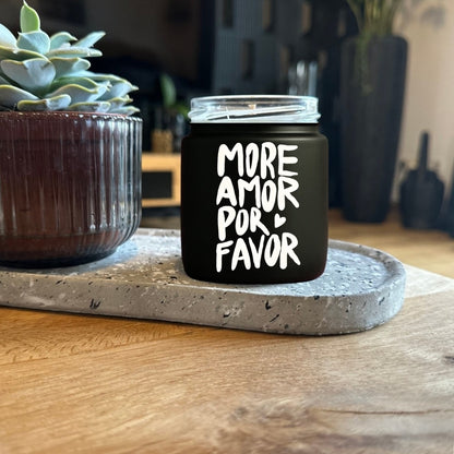 Duftkerze mit Spruch von geilstekerze ist der neue Geschenketrend. Diese witzige Kerze Vegane Bio-Kerze mit Spruch – MORE AMOR POR FAVOR brennt mega lange sagenhafte 80 Stunde, hochwertige ätherische Öle schaffen beste Duftverteilung. Mit 1400 lustigen Sprüchen perfekt zum Verschenken. Handgemacht in Deutschland von geilstekerze.de -Die beste Duftkerze die du kaufen kannst.
