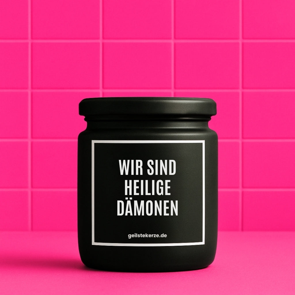 Erste von künstlicher Intelligenz kreierte Vegane Bio-Kerze mit Spruch – BO! WIR SIND HEILIGE DÄMONEN Mega lange Brenndauer von 80 Stunde, hochwertige ätherische Öle schaffen beste Duftverteilung. Mit 1400 lustigen Sprüchen perfekt zum Verschenken. Handgemacht in Deutschland von geilstekerze.de -Die beste Duftkerze die du kaufen kannst.