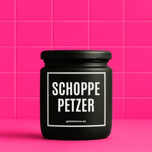 Erste von künstlicher Intelligenz kreierte Vegane Bio-Kerze mit Spruch – SCHOPPEPETZER Mega lange Brenndauer von 80 Stunde, hochwertige ätherische Öle schaffen beste Duftverteilung. Mit 1400 lustigen Sprüchen perfekt zum Verschenken. Handgemacht in Deutschland von geilstekerze.de -Die beste Duftkerze die du kaufen kannst.