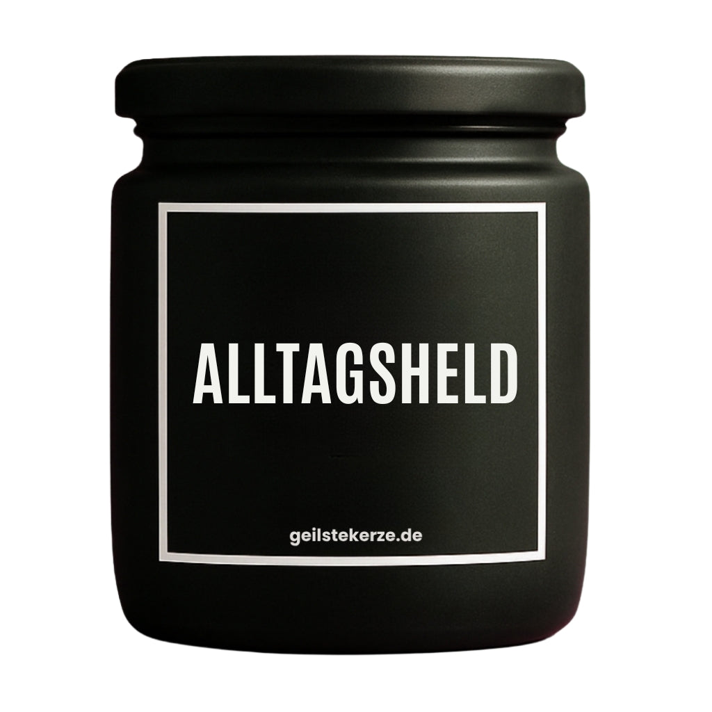 Erste von künstlicher Intelligenz kreierte Vegane Bio-Kerze mit Spruch – ALLTAGSHELD Mega lange Brenndauer von 80 Stunde, hochwertige ätherische Öle schaffen beste Duftverteilung. Mit 1400 lustigen Sprüchen perfekt zum Verschenken. Handgemacht in Deutschland von geilstekerze.de -Die beste Duftkerze die du kaufen kannst.