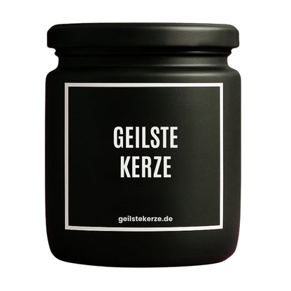 Erste von künstlicher Intelligenz kreierte Vegane Bio-Kerze mit Spruch – GEILSTE KERZE Mega lange Brenndauer von 80 Stunde, hochwertige ätherische Öle schaffen beste Duftverteilung. Mit 1400 lustigen Sprüchen perfekt zum Verschenken. Handgemacht in Deutschland von geilstekerze.de -Die beste Duftkerze die du kaufen kannst.