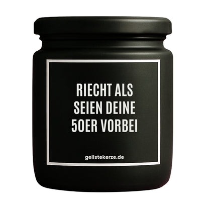 Erste von künstlicher Intelligenz kreierte Vegane Bio-Kerze mit Spruch – RIECHT ALS SEIEN DEINE 50ER VORBEI Mega lange Brenndauer von 80 Stunde, hochwertige ätherische Öle schaffen beste Duftverteilung. Mit 1400 lustigen Sprüchen perfekt zum Verschenken. Handgemacht in Deutschland von geilstekerze.de -Die beste Duftkerze die du kaufen kannst.