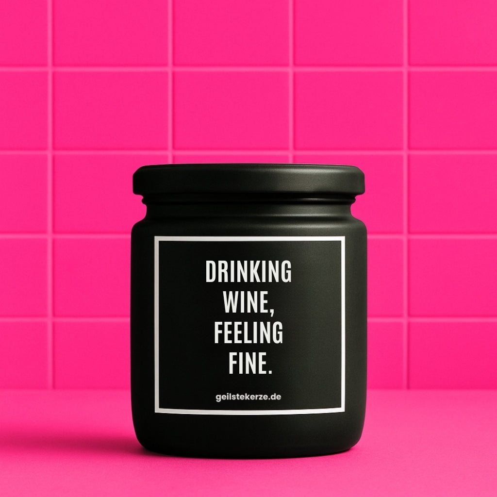 Erste von künstlicher Intelligenz kreierte Vegane Bio-Kerze mit Spruch – DRINKING WINE, FEELING FINE. Mega lange Brenndauer von 80 Stunde, hochwertige ätherische Öle schaffen beste Duftverteilung. Mit 1400 lustigen Sprüchen perfekt zum Verschenken. Handgemacht in Deutschland von geilstekerze.de -Die beste Duftkerze die du kaufen kannst.
