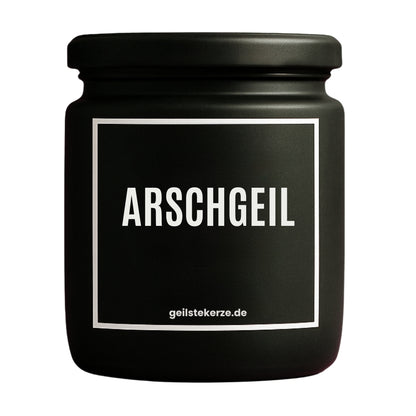 Duftkerze mit Spruch von geilstekerze ist der neue Geschenketrend. Diese witzige Kerze Vegane Bio-Kerze mit Spruch – ARSCHGEIL brennt mega lange sagenhafte 80 Stunde, hochwertige ätherische Öle schaffen beste Duftverteilung. Mit 1400 lustigen Sprüchen perfekt zum Verschenken. Handgemacht in Deutschland von geilstekerze.de -Die beste Duftkerze die du kaufen kannst.