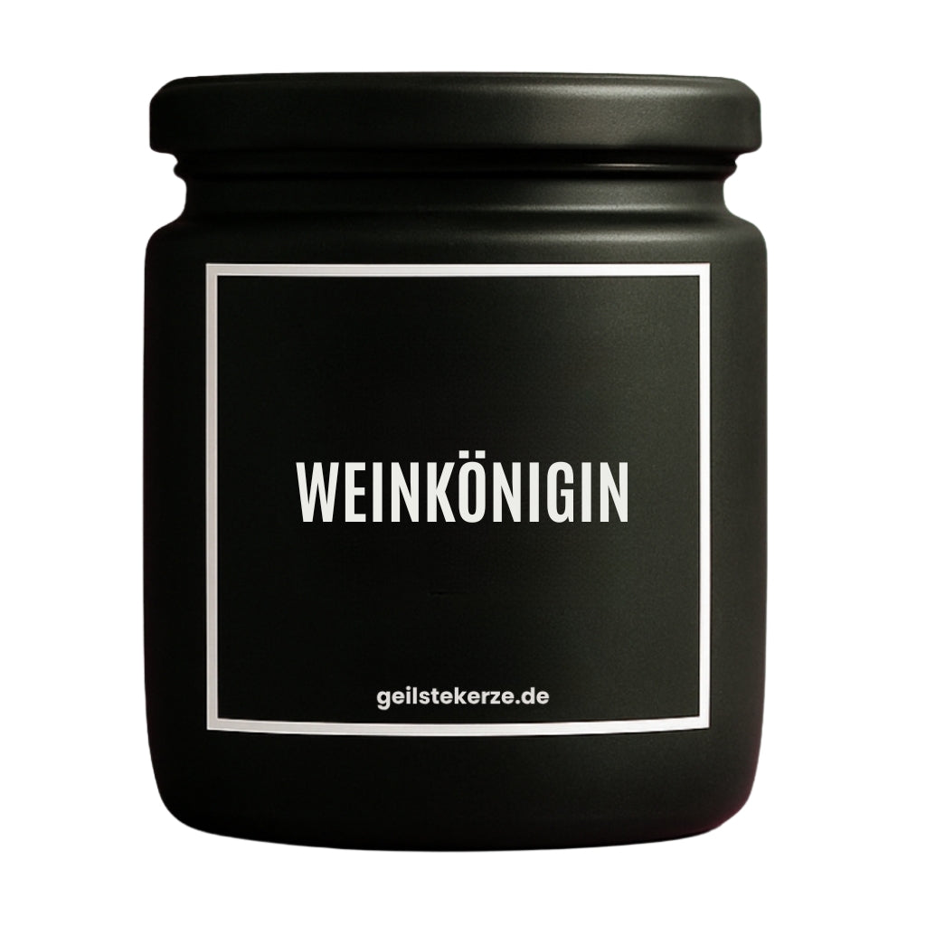 Duftkerze mit Spruch von geilstekerze ist der neue Geschenketrend. Diese witzige Kerze Vegane Bio-Kerze mit Spruch – WEINKÖNIGIN brennt mega lange sagenhafte 80 Stunde, hochwertige ätherische Öle schaffen beste Duftverteilung. Mit 1400 lustigen Sprüchen perfekt zum Verschenken. Handgemacht in Deutschland von geilstekerze.de -Die beste Duftkerze die du kaufen kannst.