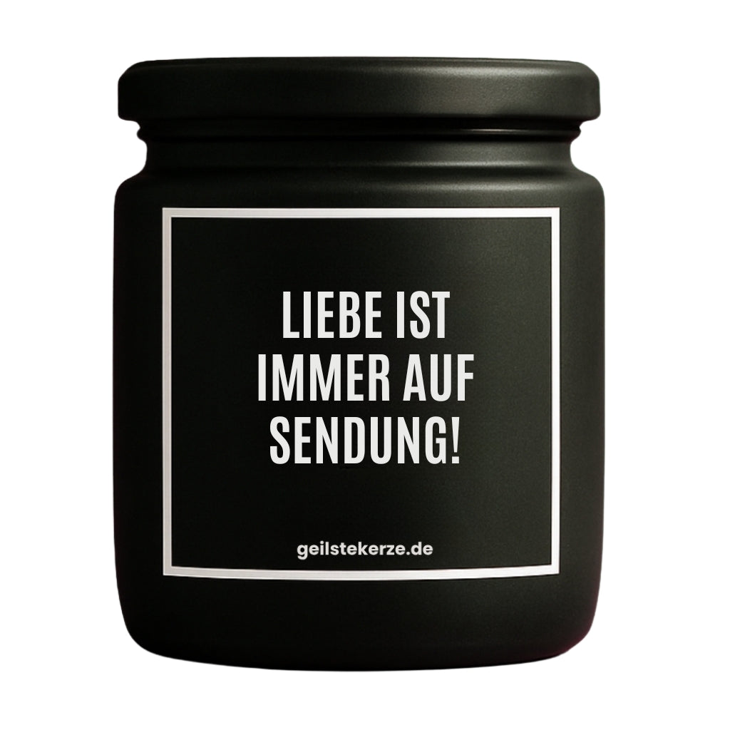 Erste von künstlicher Intelligenz kreierte Vegane Bio-Kerze mit Spruch – LIEBE IST IMMER AUF SENDUNG! Mega lange Brenndauer von 80 Stunde, hochwertige ätherische Öle schaffen beste Duftverteilung. Mit 1400 lustigen Sprüchen perfekt zum Verschenken. Handgemacht in Deutschland von geilstekerze.de -Die beste Duftkerze die du kaufen kannst.