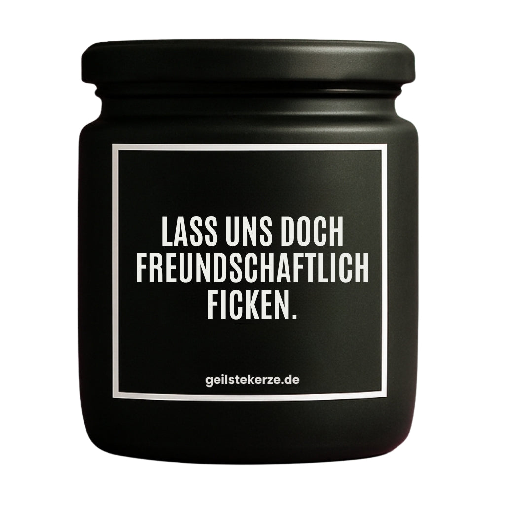 Duftkerze mit Spruch von geilstekerze ist der neue Geschenketrend. Diese witzige Kerze Vegane Bio-Kerze mit Spruch – LASS UNS DOCH FREUNDSCHAFTLICH FICKEN. brennt mega lange sagenhafte 80 Stunde, hochwertige ätherische Öle schaffen beste Duftverteilung. Mit 1400 lustigen Sprüchen perfekt zum Verschenken. Handgemacht in Deutschland von geilstekerze.de -Die beste Duftkerze die du kaufen kannst.