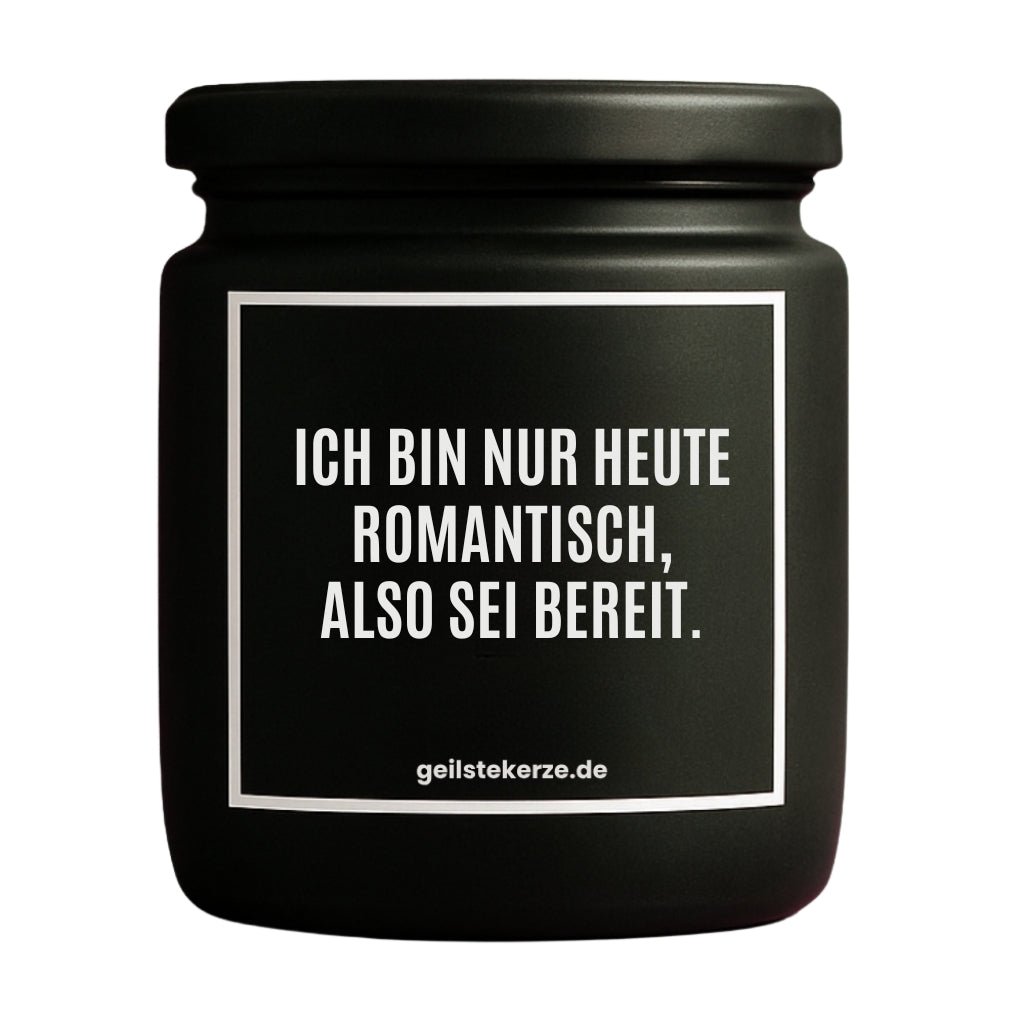 Erste von künstlicher Intelligenz kreierte Vegane Bio-Kerze mit Spruch – ICH BIN NUR HEUTE ROMANTISCH, ALSO SEI BEREIT. Mega lange Brenndauer von 80 Stunde, hochwertige ätherische Öle schaffen beste Duftverteilung. Mit 1400 lustigen Sprüchen perfekt zum Verschenken. Handgemacht in Deutschland von geilstekerze.de -Die beste Duftkerze die du kaufen kannst.