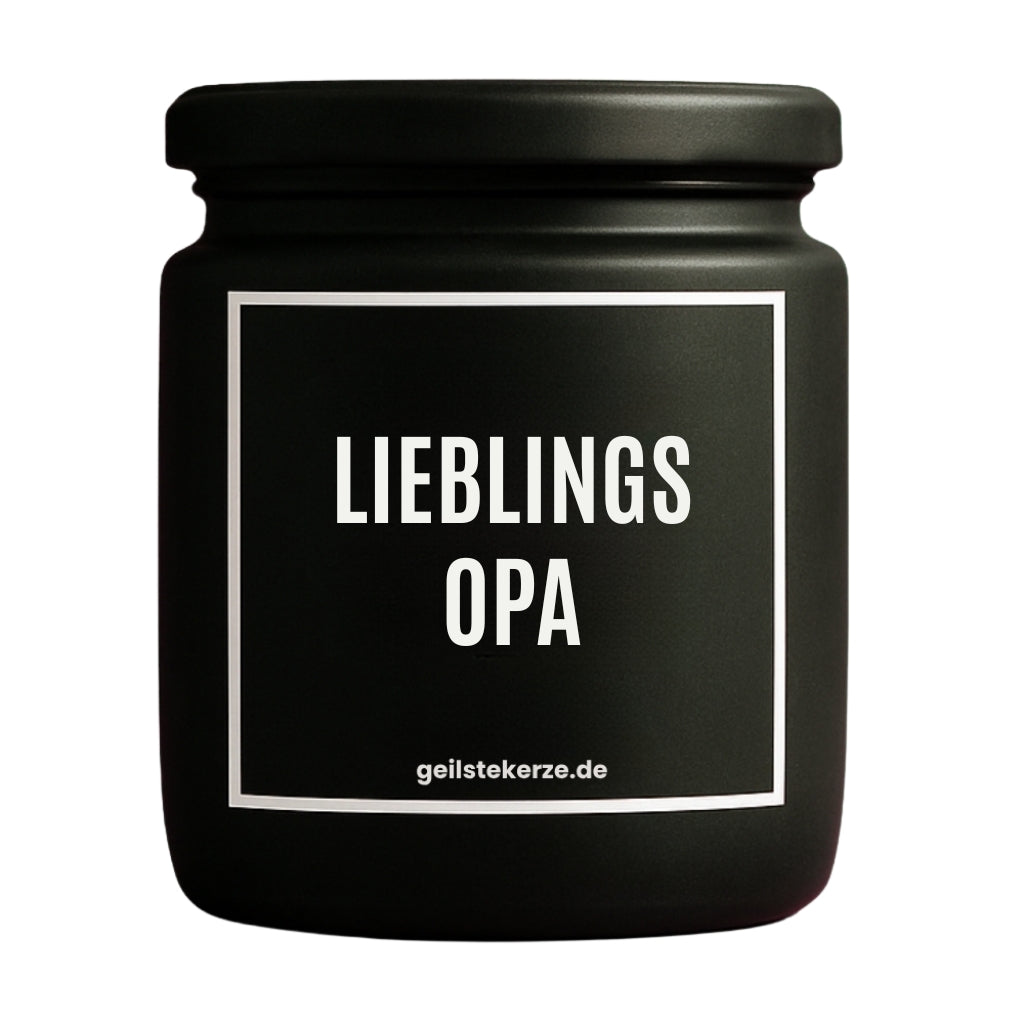 Erste von künstlicher Intelligenz kreierte Vegane Bio-Kerze mit Spruch – LIEBLINGSOPA Mega lange Brenndauer von 80 Stunde, hochwertige ätherische Öle schaffen beste Duftverteilung. Mit 1400 lustigen Sprüchen perfekt zum Verschenken. Handgemacht in Deutschland von geilstekerze.de -Die beste Duftkerze die du kaufen kannst.