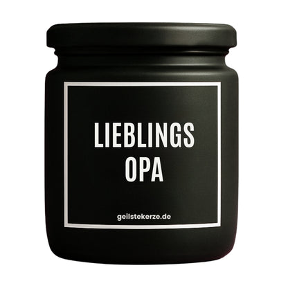Erste von künstlicher Intelligenz kreierte Vegane Bio-Kerze mit Spruch – LIEBLINGSOPA Mega lange Brenndauer von 80 Stunde, hochwertige ätherische Öle schaffen beste Duftverteilung. Mit 1400 lustigen Sprüchen perfekt zum Verschenken. Handgemacht in Deutschland von geilstekerze.de -Die beste Duftkerze die du kaufen kannst.