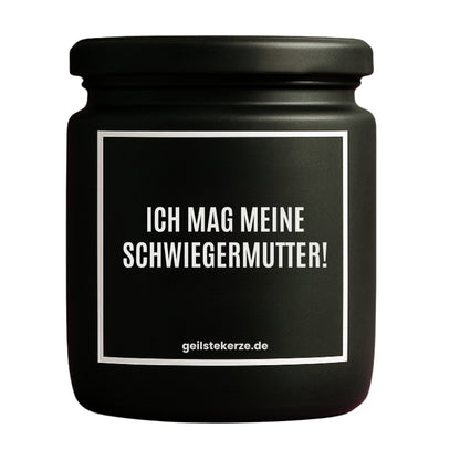 Erste von künstlicher Intelligenz kreierte Vegane Bio-Kerze mit Spruch – ICH MAG MEINE SCHWIEGERMUTTER! Mega lange Brenndauer von 80 Stunde, hochwertige ätherische Öle schaffen beste Duftverteilung. Mit 1400 lustigen Sprüchen perfekt zum Verschenken. Handgemacht in Deutschland von geilstekerze.de -Die beste Duftkerze die du kaufen kannst.
