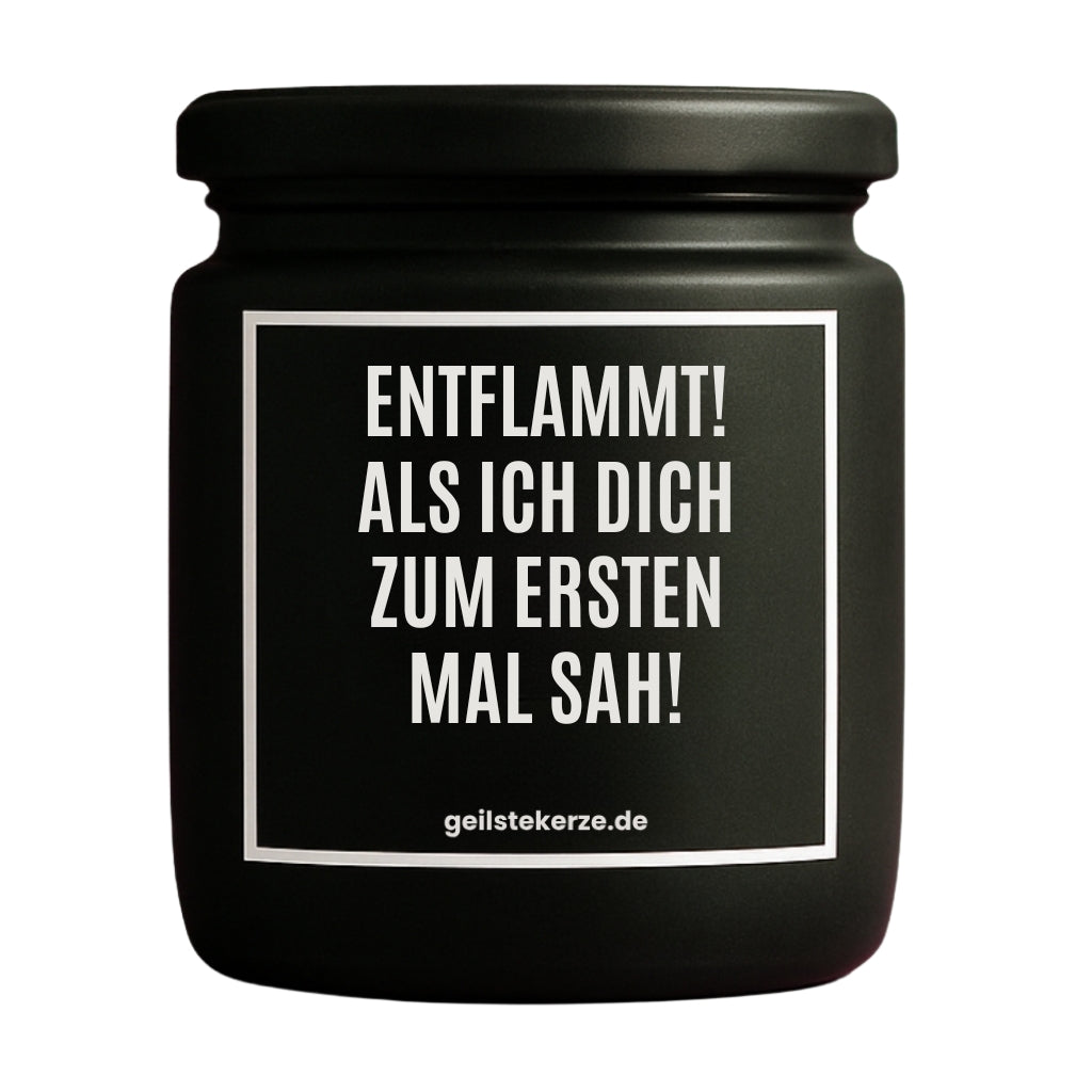 Erste von künstlicher Intelligenz kreierte Vegane Bio-Kerze mit Spruch – ENTFLAMMT! ALS ICH DICH ZUM ERSTEN MAL SAH! Mega lange Brenndauer von 80 Stunde, hochwertige ätherische Öle schaffen beste Duftverteilung. Mit 1400 lustigen Sprüchen perfekt zum Verschenken. Handgemacht in Deutschland von geilstekerze.de -Die beste Duftkerze die du kaufen kannst.