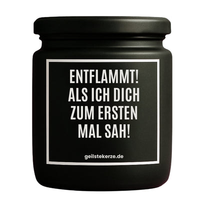 Erste von künstlicher Intelligenz kreierte Vegane Bio-Kerze mit Spruch – ENTFLAMMT! ALS ICH DICH ZUM ERSTEN MAL SAH! Mega lange Brenndauer von 80 Stunde, hochwertige ätherische Öle schaffen beste Duftverteilung. Mit 1400 lustigen Sprüchen perfekt zum Verschenken. Handgemacht in Deutschland von geilstekerze.de -Die beste Duftkerze die du kaufen kannst.