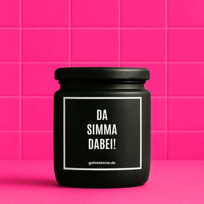 Erste von künstlicher Intelligenz kreierte Vegane Bio-Kerze mit Spruch – DA SIMMA DABEI! Mega lange Brenndauer von 80 Stunde, hochwertige ätherische Öle schaffen beste Duftverteilung. Mit 1400 lustigen Sprüchen perfekt zum Verschenken. Handgemacht in Deutschland von geilstekerze.de -Die beste Duftkerze die du kaufen kannst.