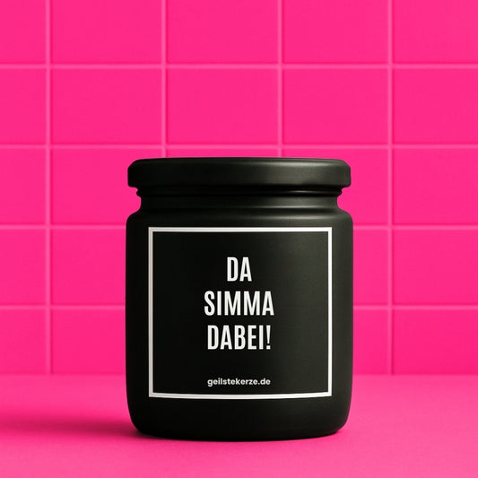 Erste von künstlicher Intelligenz kreierte Vegane Bio-Kerze mit Spruch – DA SIMMA DABEI! Mega lange Brenndauer von 80 Stunde, hochwertige ätherische Öle schaffen beste Duftverteilung. Mit 1400 lustigen Sprüchen perfekt zum Verschenken. Handgemacht in Deutschland von geilstekerze.de -Die beste Duftkerze die du kaufen kannst.