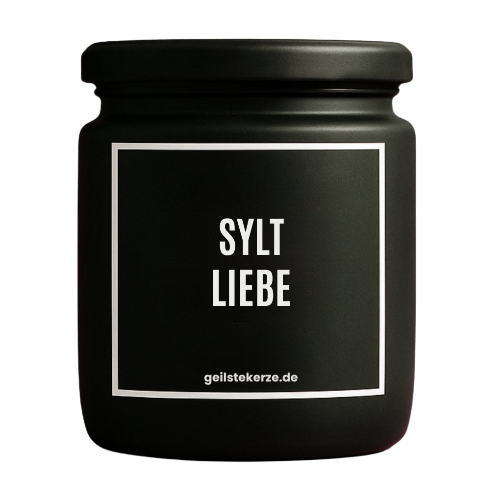 Erste von künstlicher Intelligenz kreierte Vegane Bio-Kerze mit Spruch – SYLT LIEBE Mega lange Brenndauer von 80 Stunde, hochwertige ätherische Öle schaffen beste Duftverteilung. Mit 1400 lustigen Sprüchen perfekt zum Verschenken. Handgemacht in Deutschland von geilstekerze.de -Die beste Duftkerze die du kaufen kannst.