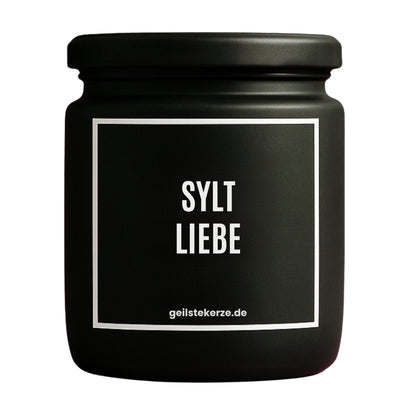 Erste von künstlicher Intelligenz kreierte Vegane Bio-Kerze mit Spruch – SYLT LIEBE Mega lange Brenndauer von 80 Stunde, hochwertige ätherische Öle schaffen beste Duftverteilung. Mit 1400 lustigen Sprüchen perfekt zum Verschenken. Handgemacht in Deutschland von geilstekerze.de -Die beste Duftkerze die du kaufen kannst.
