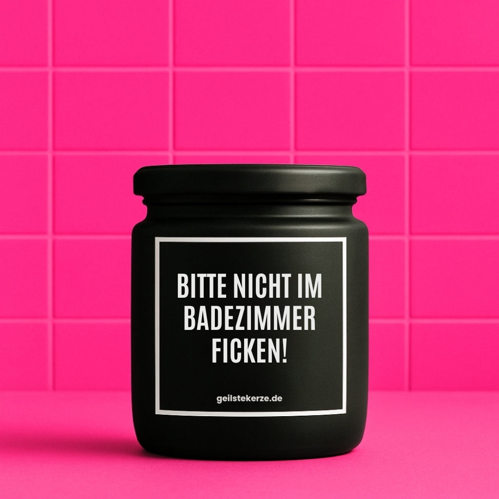Duftkerze mit Spruch von geilstekerze ist der neue Geschenketrend. Diese witzige Kerze Vegane Bio-Kerze mit Spruch – BITTE NICHT IM BADEZIMMER FICKEN! brennt mega lange sagenhafte 80 Stunde, hochwertige ätherische Öle schaffen beste Duftverteilung. Mit 1400 lustigen Sprüchen perfekt zum Verschenken. Handgemacht in Deutschland von geilstekerze.de -Die beste Duftkerze die du kaufen kannst.