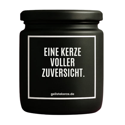 Erste von künstlicher Intelligenz kreierte Vegane Bio-Kerze mit Spruch – EINE KERZE VOLLER ZUVERSICHT. Mega lange Brenndauer von 80 Stunde, hochwertige ätherische Öle schaffen beste Duftverteilung. Mit 1400 lustigen Sprüchen perfekt zum Verschenken. Handgemacht in Deutschland von geilstekerze.de -Die beste Duftkerze die du kaufen kannst.