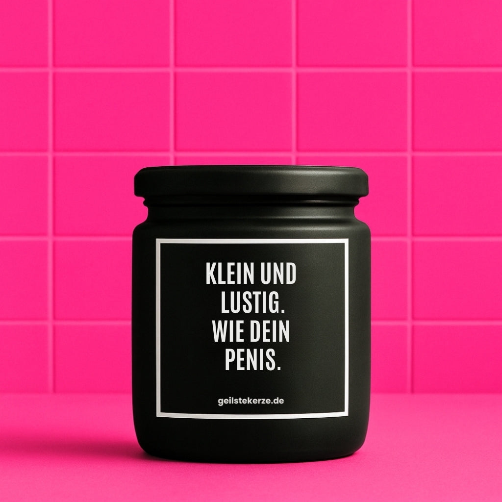 Erste von künstlicher Intelligenz kreierte Vegane Bio-Kerze mit Spruch – KLEIN UND LUSTIG. WIE DEIN PENIS. Mega lange Brenndauer von 80 Stunde, hochwertige ätherische Öle schaffen beste Duftverteilung. Mit 1400 lustigen Sprüchen perfekt zum Verschenken. Handgemacht in Deutschland von geilstekerze.de -Die beste Duftkerze die du kaufen kannst.