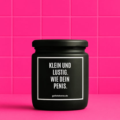 Erste von künstlicher Intelligenz kreierte Vegane Bio-Kerze mit Spruch – KLEIN UND LUSTIG. WIE DEIN PENIS. Mega lange Brenndauer von 80 Stunde, hochwertige ätherische Öle schaffen beste Duftverteilung. Mit 1400 lustigen Sprüchen perfekt zum Verschenken. Handgemacht in Deutschland von geilstekerze.de -Die beste Duftkerze die du kaufen kannst.