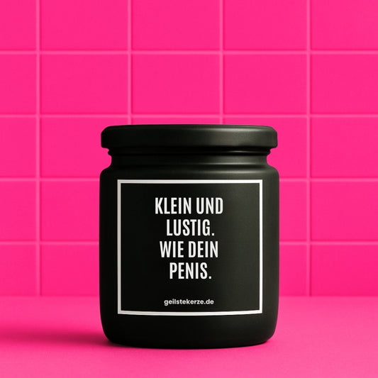 Erste von künstlicher Intelligenz kreierte Vegane Bio-Kerze mit Spruch – KLEIN UND LUSTIG. WIE DEIN PENIS. Mega lange Brenndauer von 80 Stunde, hochwertige ätherische Öle schaffen beste Duftverteilung. Mit 1400 lustigen Sprüchen perfekt zum Verschenken. Handgemacht in Deutschland von geilstekerze.de -Die beste Duftkerze die du kaufen kannst.