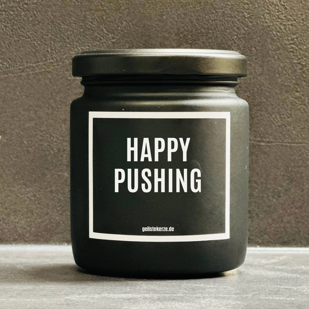 Witzige Duftkerze mit Spruch: „Happy Pushing“ -perfekte Geschenkidee zur Geburt von geilstekerze.de.