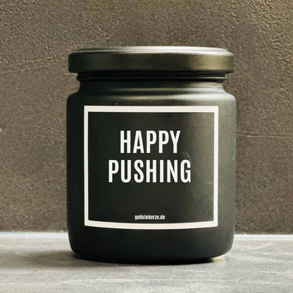 Witzige Duftkerze mit Spruch: „Happy Pushing“ -perfekte Geschenkidee zur Geburt von geilstekerze.de.