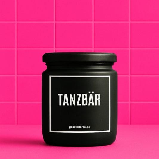 Duftkerze mit Spruch von geilstekerze ist der neue Geschenketrend. Diese witzige Kerze Vegane Bio-Kerze mit Spruch – TANZBÄR brennt mega lange sagenhafte 80 Stunde, hochwertige ätherische Öle schaffen beste Duftverteilung. Mit 1400 lustigen Sprüchen perfekt zum Verschenken. Handgemacht in Deutschland von geilstekerze.de -Die beste Duftkerze die du kaufen kannst.