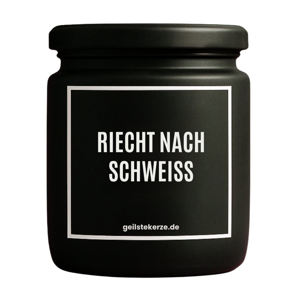 Duftkerze mit Spruch von geilstekerze ist der neue Geschenketrend. Diese witzige Kerze Vegane Bio-Kerze mit Spruch – RIECHT NACH SCHWEISS brennt mega lange sagenhafte 80 Stunde, hochwertige ätherische Öle schaffen beste Duftverteilung. Mit 1400 lustigen Sprüchen perfekt zum Verschenken. Handgemacht in Deutschland von geilstekerze.de -Die beste Duftkerze die du kaufen kannst.