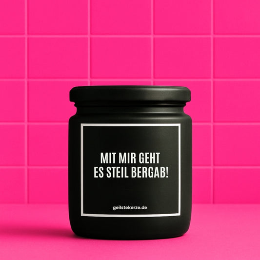Duftkerze mit Spruch von geilstekerze ist der neue Geschenketrend. Diese witzige Kerze Vegane Bio-Kerze mit Spruch – MIT MIR GEHT ES STEIL BERGAB! brennt mega lange sagenhafte 80 Stunde, hochwertige ätherische Öle schaffen beste Duftverteilung. Mit 1400 lustigen Sprüchen perfekt zum Verschenken. Handgemacht in Deutschland von geilstekerze.de -Die beste Duftkerze die du kaufen kannst.