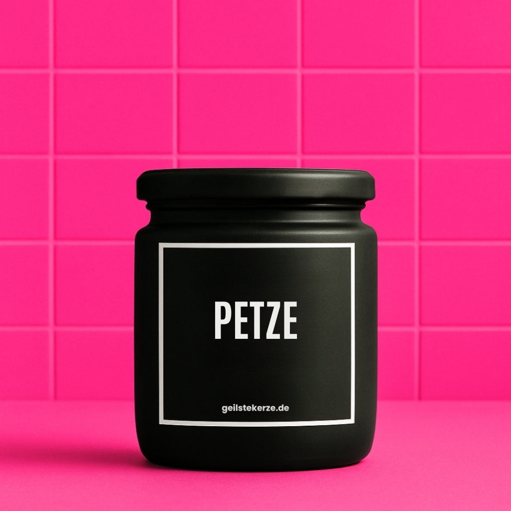 Erste von künstlicher Intelligenz kreierte Vegane Bio-Kerze mit Spruch – PETZE Mega lange Brenndauer von 80 Stunde, hochwertige ätherische Öle schaffen beste Duftverteilung. Mit 1400 lustigen Sprüchen perfekt zum Verschenken. Handgemacht in Deutschland von geilstekerze.de -Die beste Duftkerze die du kaufen kannst.