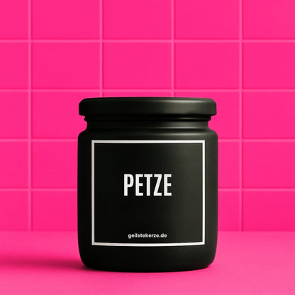 Erste von künstlicher Intelligenz kreierte Vegane Bio-Kerze mit Spruch – PETZE Mega lange Brenndauer von 80 Stunde, hochwertige ätherische Öle schaffen beste Duftverteilung. Mit 1400 lustigen Sprüchen perfekt zum Verschenken. Handgemacht in Deutschland von geilstekerze.de -Die beste Duftkerze die du kaufen kannst.