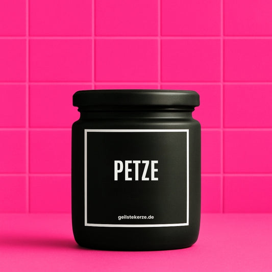 Erste von künstlicher Intelligenz kreierte Vegane Bio-Kerze mit Spruch – PETZE Mega lange Brenndauer von 80 Stunde, hochwertige ätherische Öle schaffen beste Duftverteilung. Mit 1400 lustigen Sprüchen perfekt zum Verschenken. Handgemacht in Deutschland von geilstekerze.de -Die beste Duftkerze die du kaufen kannst.