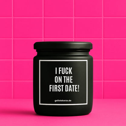 Erste von künstlicher Intelligenz kreierte Vegane Bio-Kerze mit Spruch – I FUCK ON THE FIRST DATE! Mega lange Brenndauer von 80 Stunde, hochwertige ätherische Öle schaffen beste Duftverteilung. Mit 1400 lustigen Sprüchen perfekt zum Verschenken. Handgemacht in Deutschland von geilstekerze.de -Die beste Duftkerze die du kaufen kannst.