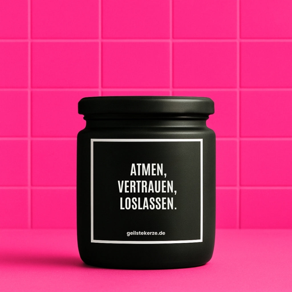 Duftkerze mit Spruch von geilstekerze ist der neue Geschenketrend. Diese witzige Kerze Vegane Bio-Kerze mit Spruch – ATMEN, VERTRAUEN, LOSLASSEN. brennt mega lange sagenhafte 80 Stunde, hochwertige ätherische Öle schaffen beste Duftverteilung. Mit 1400 lustigen Sprüchen perfekt zum Verschenken. Handgemacht in Deutschland von geilstekerze.de -Die beste Duftkerze die du kaufen kannst.