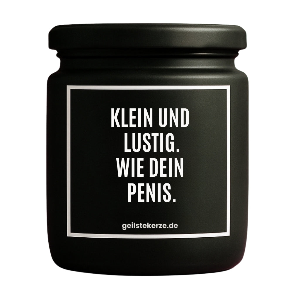 Erste von künstlicher Intelligenz kreierte Vegane Bio-Kerze mit Spruch – KLEIN UND LUSTIG. WIE DEIN PENIS. Mega lange Brenndauer von 80 Stunde, hochwertige ätherische Öle schaffen beste Duftverteilung. Mit 1400 lustigen Sprüchen perfekt zum Verschenken. Handgemacht in Deutschland von geilstekerze.de -Die beste Duftkerze die du kaufen kannst.