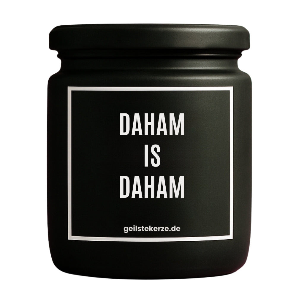 Duftkerze mit Spruch von geilstekerze ist der neue Geschenketrend. Diese witzige Kerze Vegane Bio-Kerze mit Spruch – DAHAM IS DAHAM brennt mega lange sagenhafte 80 Stunde, hochwertige ätherische Öle schaffen beste Duftverteilung. Mit 1400 lustigen Sprüchen perfekt zum Verschenken. Handgemacht in Deutschland von geilstekerze.de -Die beste Duftkerze die du kaufen kannst.