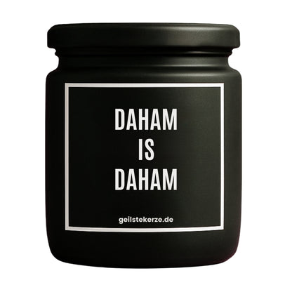 Duftkerze mit Spruch von geilstekerze ist der neue Geschenketrend. Diese witzige Kerze Vegane Bio-Kerze mit Spruch – DAHAM IS DAHAM brennt mega lange sagenhafte 80 Stunde, hochwertige ätherische Öle schaffen beste Duftverteilung. Mit 1400 lustigen Sprüchen perfekt zum Verschenken. Handgemacht in Deutschland von geilstekerze.de -Die beste Duftkerze die du kaufen kannst.
