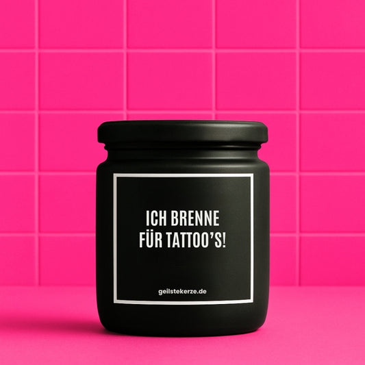 Erste von künstlicher Intelligenz kreierte Vegane Bio-Kerze mit Spruch – ICH BRENNE FÜR TATTOO‘S! Mega lange Brenndauer von 80 Stunde, hochwertige ätherische Öle schaffen beste Duftverteilung. Mit 1400 lustigen Sprüchen perfekt zum Verschenken. Handgemacht in Deutschland von geilstekerze.de -Die beste Duftkerze die du kaufen kannst.