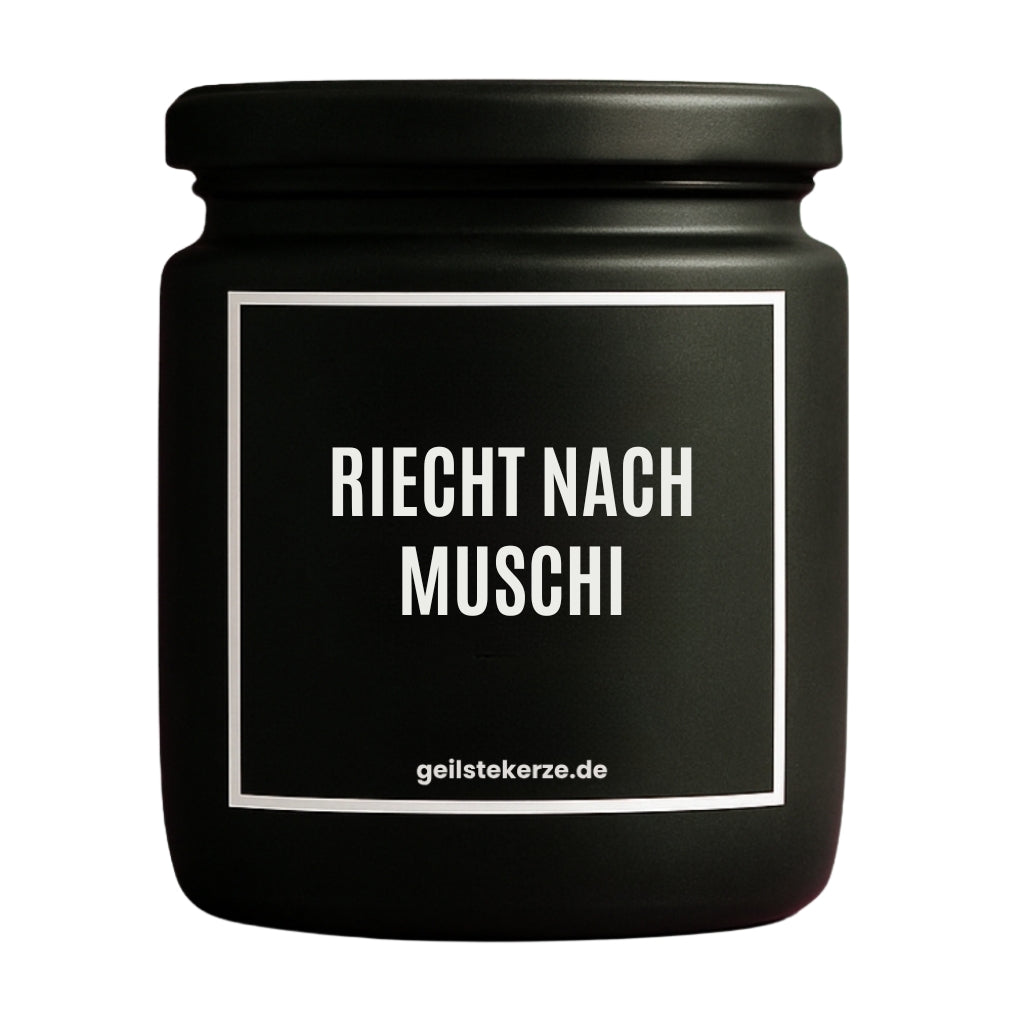 Erste von künstlicher Intelligenz kreierte Vegane Bio-Kerze mit Spruch – RIECHT NACH MUSCHI Mega lange Brenndauer von 80 Stunde, hochwertige ätherische Öle schaffen beste Duftverteilung. Mit 1400 lustigen Sprüchen perfekt zum Verschenken. Handgemacht in Deutschland von geilstekerze.de -Die beste Duftkerze die du kaufen kannst.
