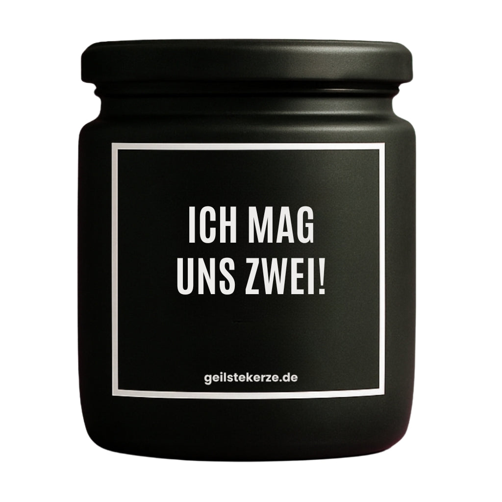Erste von künstlicher Intelligenz kreierte Vegane Bio-Kerze mit Spruch – ICH MAG UNS ZWEI! Mega lange Brenndauer von 80 Stunde, hochwertige ätherische Öle schaffen beste Duftverteilung. Mit 1400 lustigen Sprüchen perfekt zum Verschenken. Handgemacht in Deutschland von geilstekerze.de -Die beste Duftkerze die du kaufen kannst.