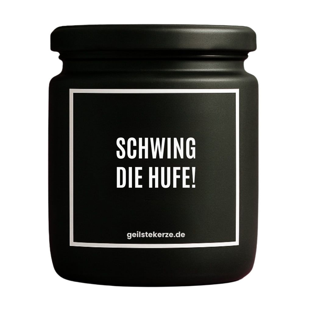 Erste von künstlicher Intelligenz kreierte Vegane Bio-Kerze mit Spruch – SCHWING DIE HUFE! Mega lange Brenndauer von 80 Stunde, hochwertige ätherische Öle schaffen beste Duftverteilung. Mit 1400 lustigen Sprüchen perfekt zum Verschenken. Handgemacht in Deutschland von geilstekerze.de -Die beste Duftkerze die du kaufen kannst.