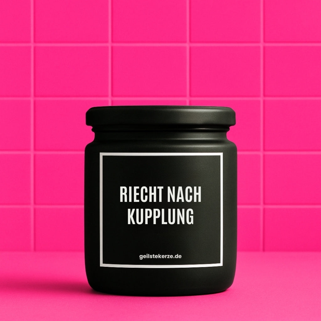 Erste von künstlicher Intelligenz kreierte Vegane Bio-Kerze mit Spruch – RIECHT NACH KUPPLUNG Mega lange Brenndauer von 80 Stunde, hochwertige ätherische Öle schaffen beste Duftverteilung. Mit 1400 lustigen Sprüchen perfekt zum Verschenken. Handgemacht in Deutschland von geilstekerze.de -Die beste Duftkerze die du kaufen kannst.