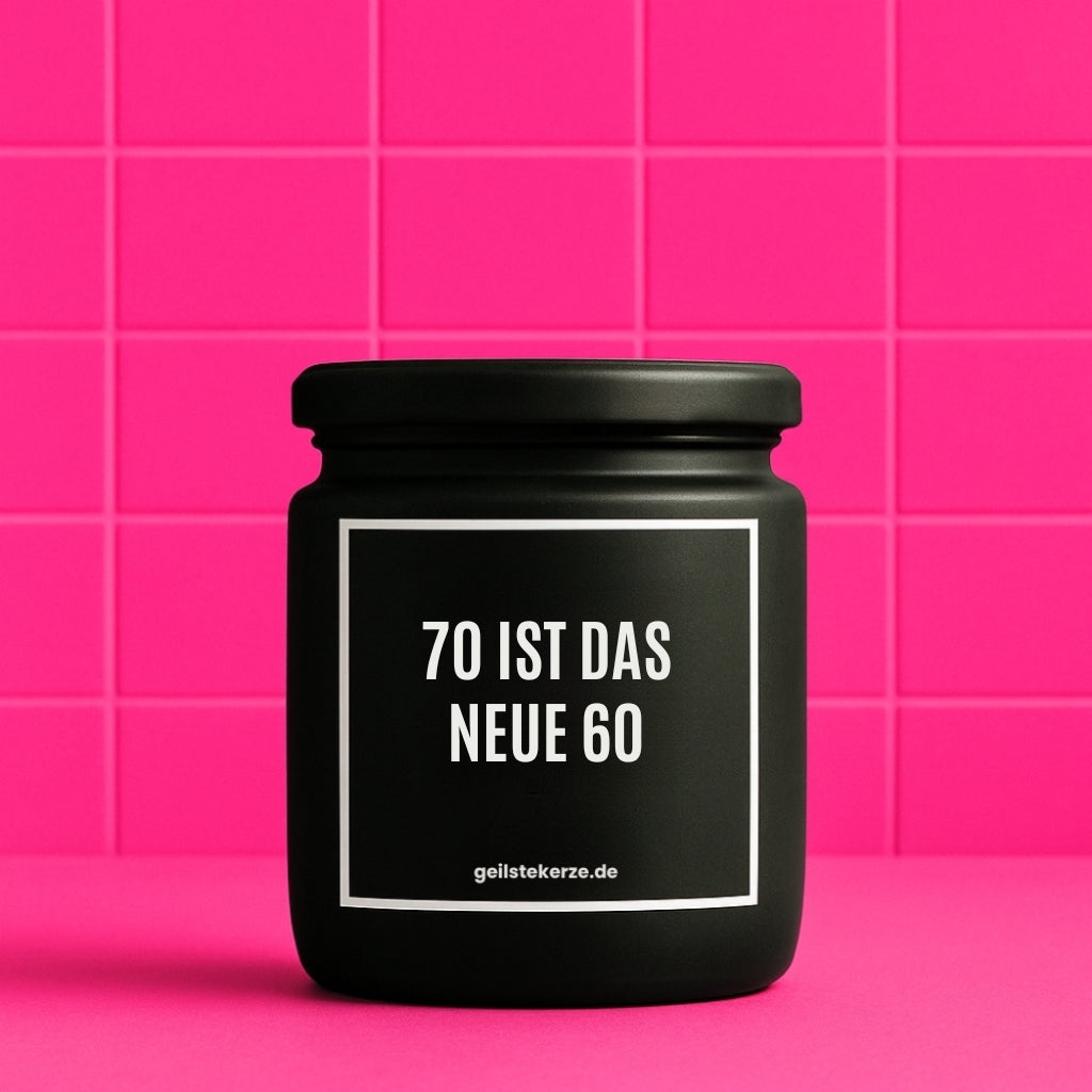 Duftkerze mit Spruch von geilstekerze ist der neue Geschenketrend. Diese witzige Kerze Vegane Bio-Kerze mit Spruch – 70 IST DAS NEUE 60 brennt mega lange sagenhafte 80 Stunde, hochwertige ätherische Öle schaffen beste Duftverteilung. Mit 1400 lustigen Sprüchen perfekt zum Verschenken. Handgemacht in Deutschland von geilstekerze.de -Die beste Duftkerze die du kaufen kannst.
