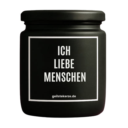 Erste von künstlicher Intelligenz kreierte Vegane Bio-Kerze mit Spruch – ICH LIEBE MENSCHEN Mega lange Brenndauer von 80 Stunde, hochwertige ätherische Öle schaffen beste Duftverteilung. Mit 1400 lustigen Sprüchen perfekt zum Verschenken. Handgemacht in Deutschland von geilstekerze.de -Die beste Duftkerze die du kaufen kannst.
