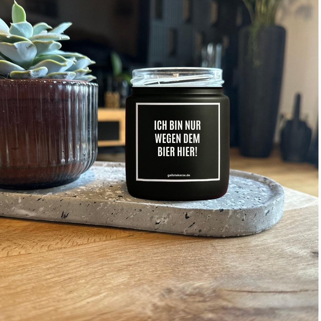 Erste von künstlicher Intelligenz kreierte Vegane Bio-Kerze mit Spruch – ICH BIN NUR WEGEN DEM BIER HIER! Mega lange Brenndauer von 80 Stunde, hochwertige ätherische Öle schaffen beste Duftverteilung. Mit 1400 lustigen Sprüchen perfekt zum Verschenken. Handgemacht in Deutschland von geilstekerze.de -Die beste Duftkerze die du kaufen kannst.