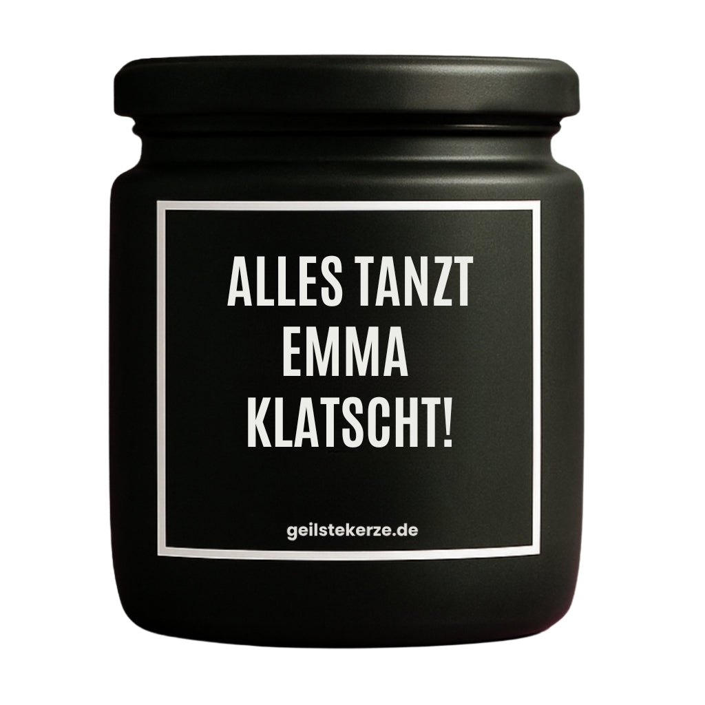 Duftkerze mit Spruch von geilstekerze ist der neue Geschenketrend. Diese witzige Kerze Vegane Bio-Kerze mit Spruch – ALLES TANZT EMMA KLATSCHT! brennt mega lange sagenhafte 80 Stunde, hochwertige ätherische Öle schaffen beste Duftverteilung. Mit 1400 lustigen Sprüchen perfekt zum Verschenken. Handgemacht in Deutschland von geilstekerze.de -Die beste Duftkerze die du kaufen kannst.