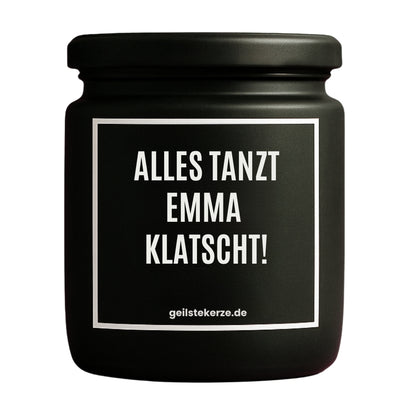 Duftkerze mit Spruch von geilstekerze ist der neue Geschenketrend. Diese witzige Kerze Vegane Bio-Kerze mit Spruch – ALLES TANZT EMMA KLATSCHT! brennt mega lange sagenhafte 80 Stunde, hochwertige ätherische Öle schaffen beste Duftverteilung. Mit 1400 lustigen Sprüchen perfekt zum Verschenken. Handgemacht in Deutschland von geilstekerze.de -Die beste Duftkerze die du kaufen kannst.